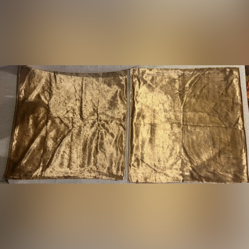 22x22 Pillow Covers Set Of (2)-Velvet Gold-Great Condition🎄